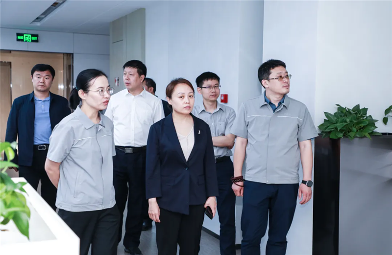 2023年5月15日，河北建材职业技术学院党委书记张明莉一行到AG尊龙凯时北京集团进行校企合作交流。